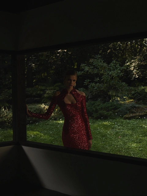 Красное платье-миди в пайетках с открытыми плечами, 8