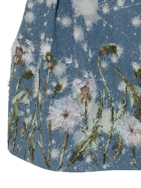 Синее платье-мини из денима с разводами и цветочной вышивкой, 3