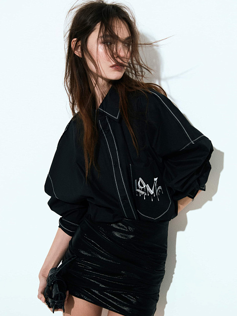 Укороченная черная хлопковая рубашка с вышивкой Love, 2 Укороченная черная хлопковая рубашка с вышивкой Love, 2