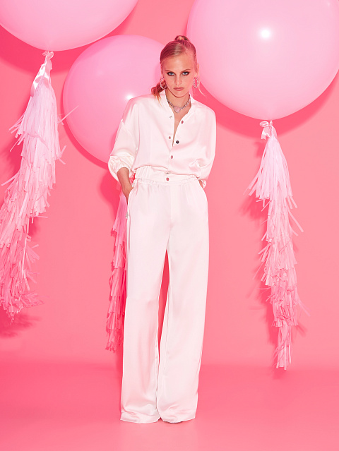 Белый атласный костюм из бомбера и брюк, 6