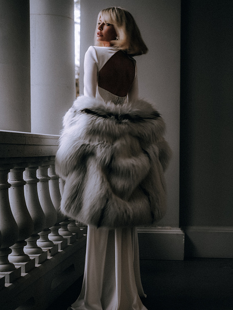 Белое платье-макси из шелка с открытой спиной и стразами, 7