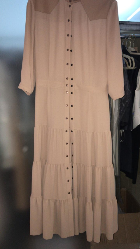 Платье-рубашка из бежевого шифона ,отрезная талия,три яруса,рукав 3/4,кокетка эко-кожа, 1