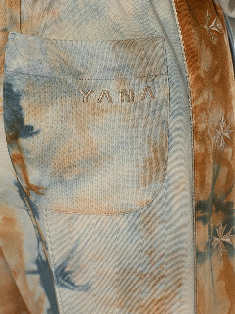 Голубой tie-dye костюм с укороченной толстовкой и бежевой вышивкой в виде васильков, 5