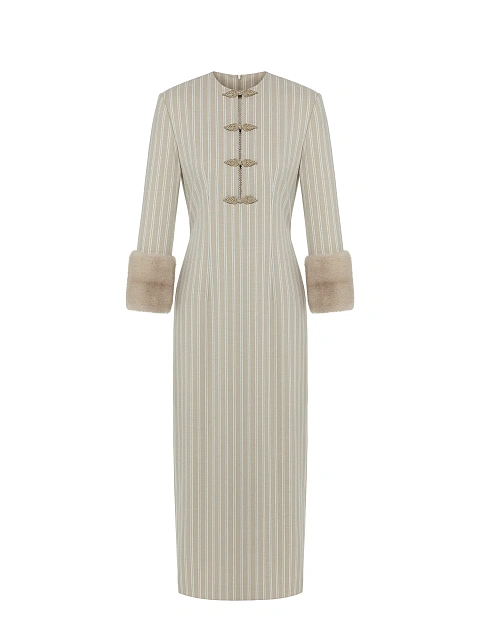 Бежевое платье в полоску с манжетами из меха норки, 1