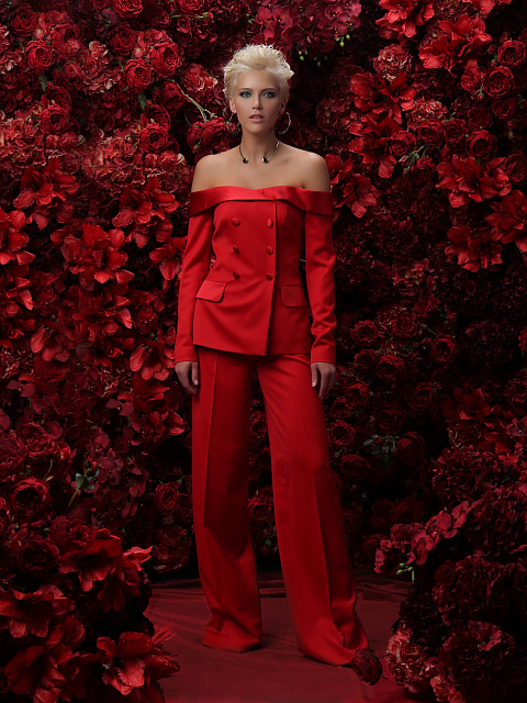 Красный брючный костюм с открытыми плечами, 3