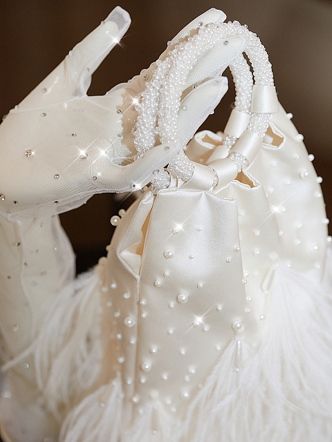 Белая сумка из шелка с жемчугом и перьями, 6