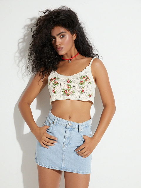 Белый вязаный топ с цветочной вышивкой, 1