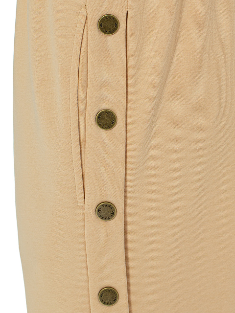 Желтый костюм с вышивкой и кнопками на лампасах, 6