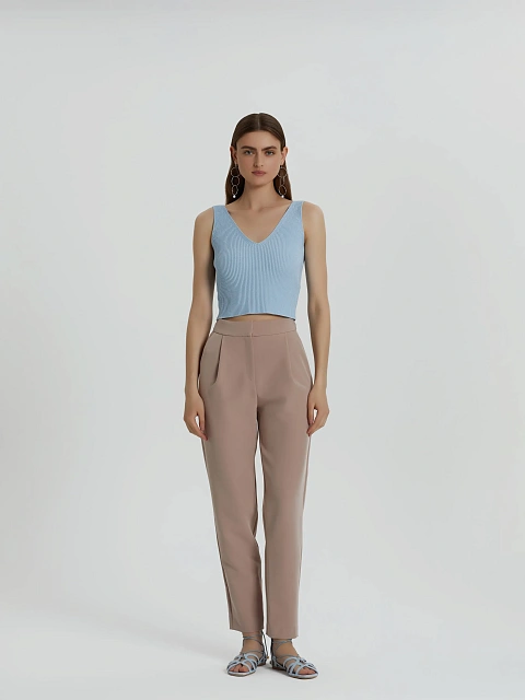 Пудровый брючный костюм со штрипками, 7