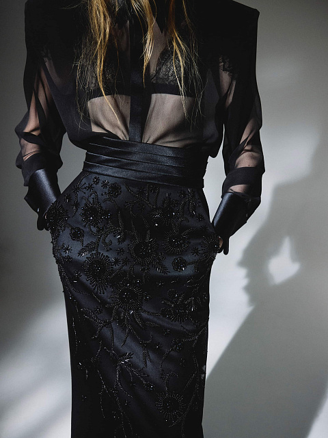 Черная юбка с вышивкой, 2