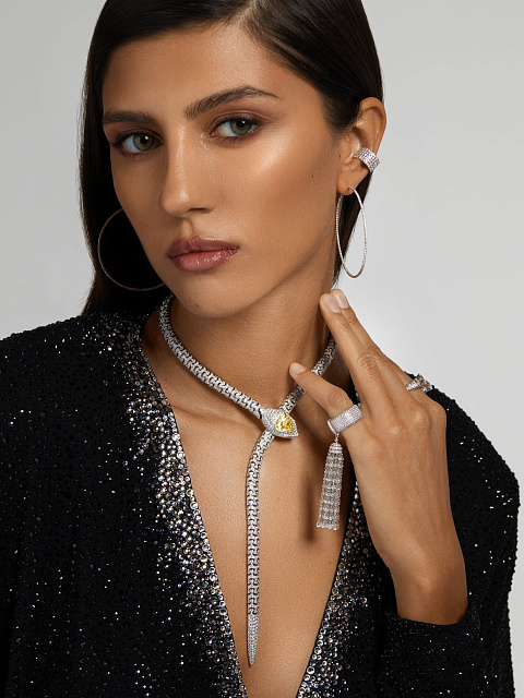 Кольцо-кисть из белого золота, бриллиантов круглой огранки и огранки «бриолет», 14 Кольцо-кисть из белого золота, бриллиантов круглой огранки и огранки «бриолет», 14