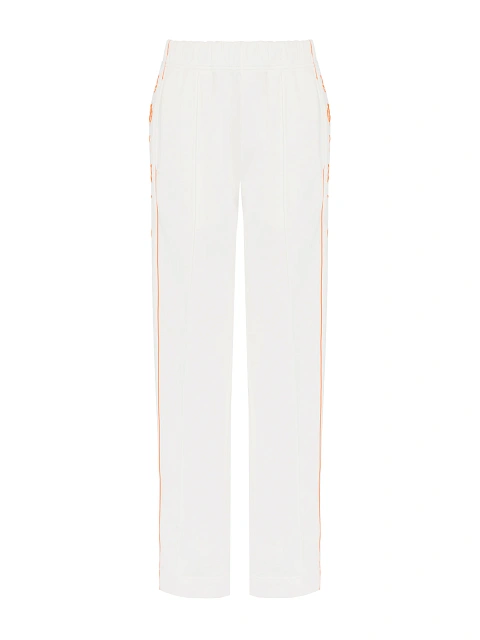 Белый костюм с укороченной толстовкой и оранжевой вышивкой, 3