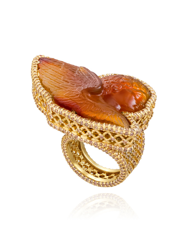 Кольцо из желтого золота с камеей из сердолика и бриллиантами круглой огранки, 1