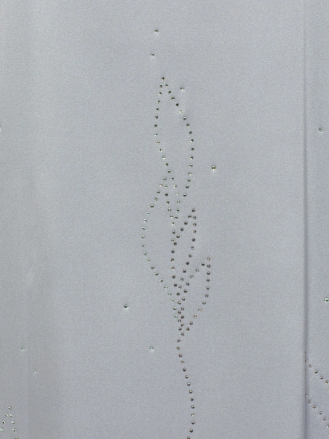 Светло-серая накидка из шелка с перьями и стразами, 4