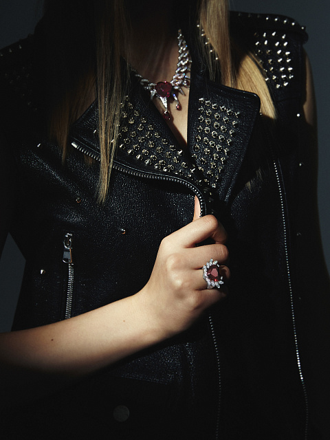 Кольцо из белого золота с гранатом в огранке «сердце» и бриллиантами, 7