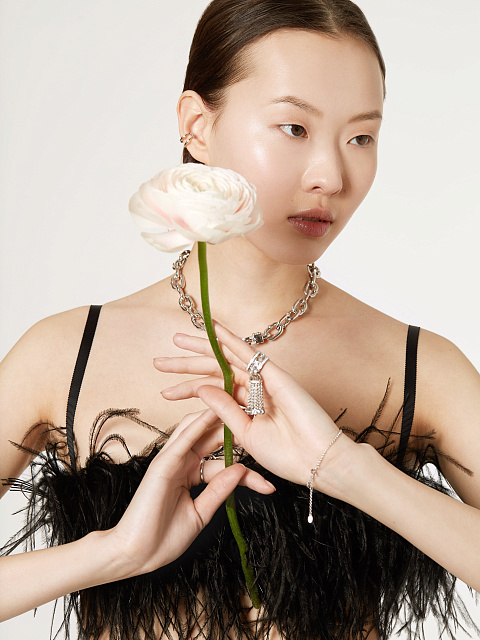 Узкое кольцо-кисть из серебра с фианитами, 7