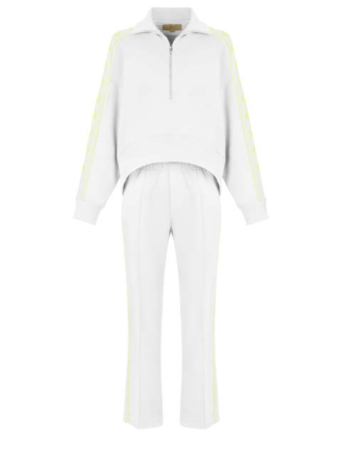 Белый костюм с укороченной толстовкой и неоново-желтой вышивкой в виде лилий, 1
