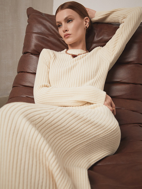 Бежевое вязаное платье-миди с вырезами по бокам, 4