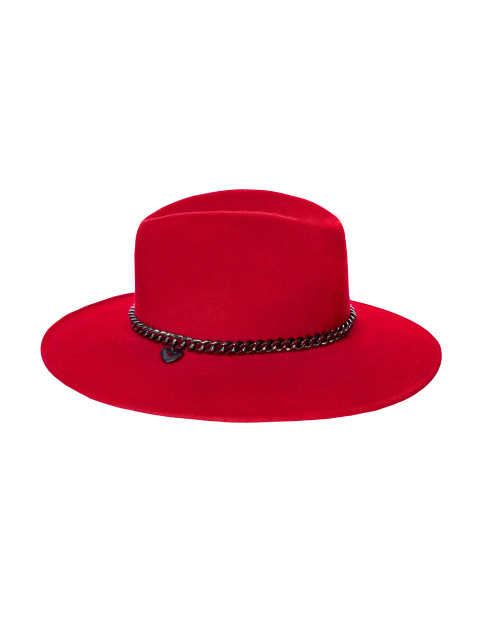 Красная фетровая шляпа с черной цепочкой, 1
