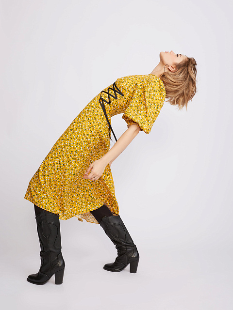 Желтое платье-миди с цветочным принтом и шнуровкой на талии, 5