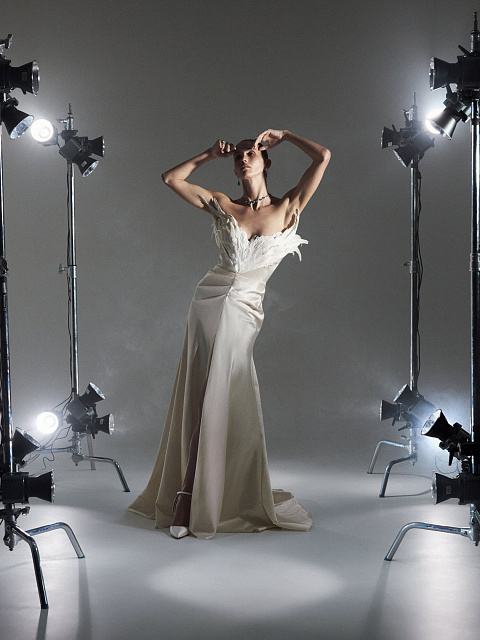 Бежевое платье-макси из шелка с открытыми плечами и перьями, 6