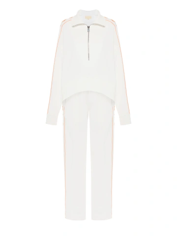 Белый костюм с укороченной толстовкой и оранжевой вышивкой, 1