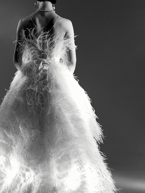 Белое платье из фатина с перьями и шлейфом, 11