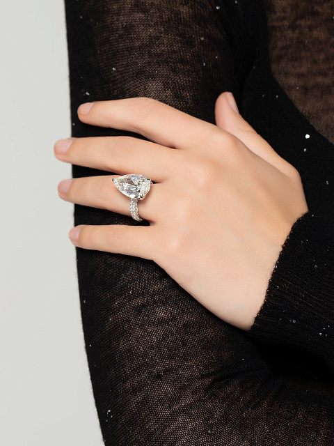 Кольцо из белого золота с бриллиантом в огранке «груша», 3 Кольцо из белого золота с бриллиантом в огранке «груша», 3