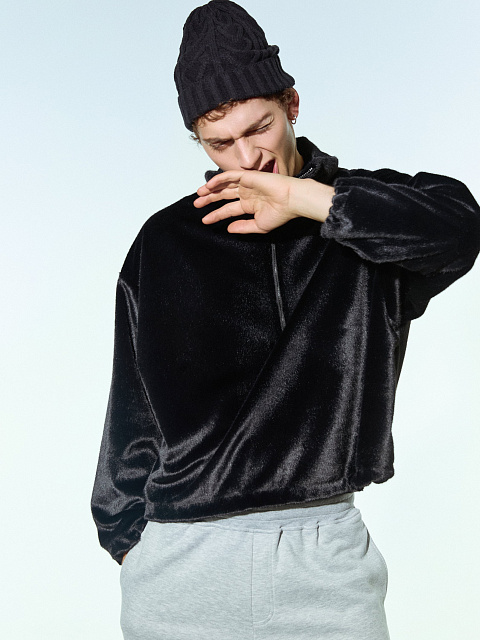 Черная толстовка из эко-меха, 4