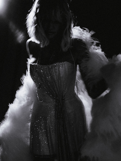 Бежевое платье-мини из сетки со стразами, 6