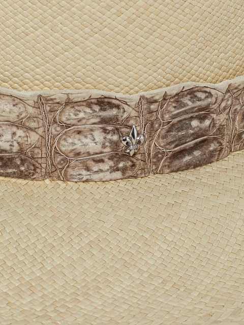 Соломенная шляпа с отделкой из кожи крокодила и лилией, 4