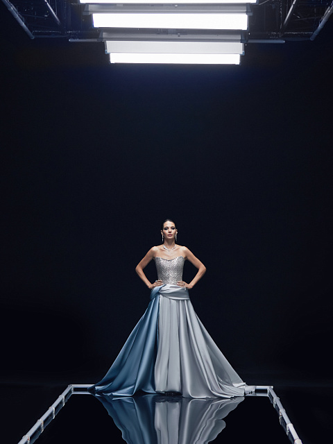 Серое платье-макси из тафты с корсетным верхом в пайетках, 8