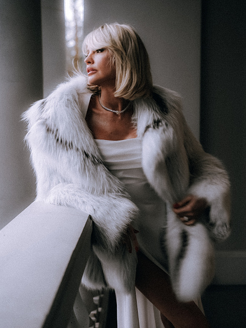 Белое платье-макси из шелка с открытой спиной и стразами, 9