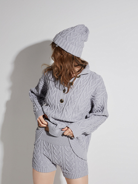 Серый вязаный комплект из пуловера и шорт, 2 Серый вязаный комплект из пуловера и шорт, 2