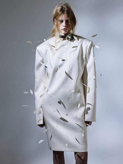 Молочное платье-мини с перьями, 2