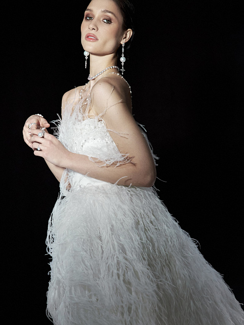 Белое платье из фатина с перьями и шлейфом, 8