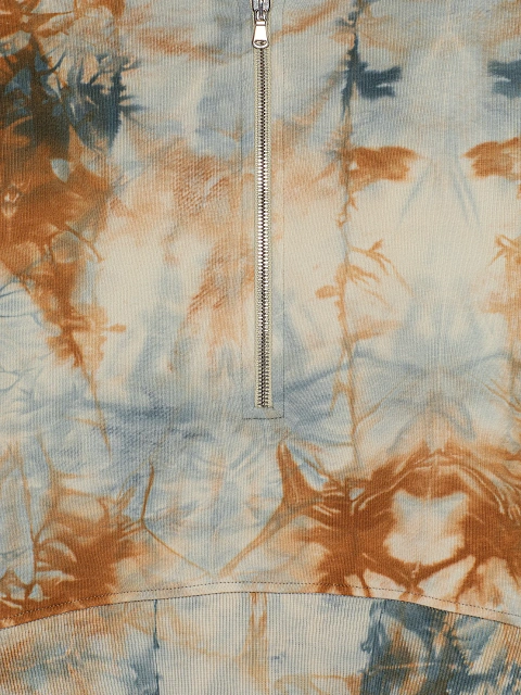 Голубой tie-dye костюм с укороченной толстовкой и бежевой вышивкой в виде васильков, 4