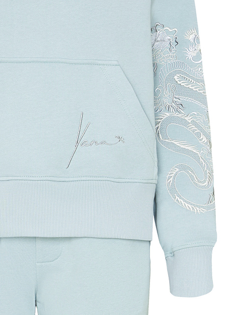 Голубой костюм с драконами на рукавах, 3