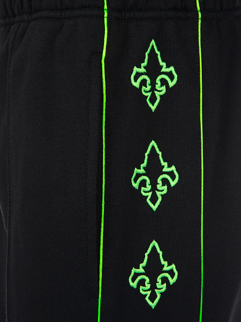 Черный костюм с укороченной толстовкой и зеленой вышивкой в виде лилий, 5