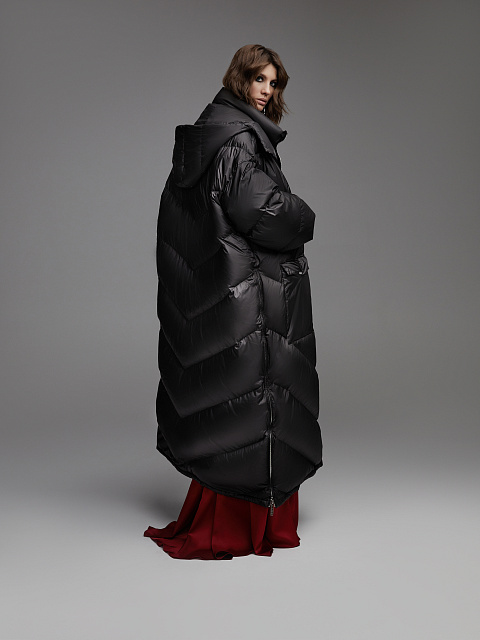 Черный длинный пуховик с капюшоном, 2