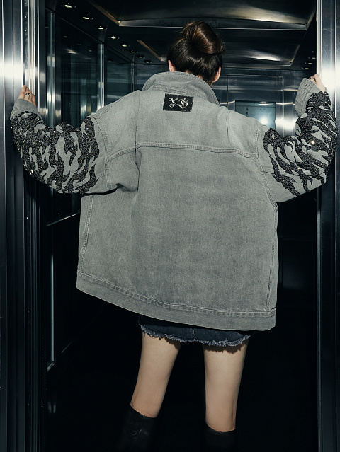 Серая джинсовая куртка с вышивкой, 9