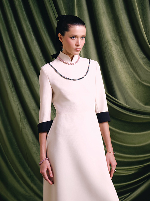 Молочное платье-миди с черным жемчугом , 6