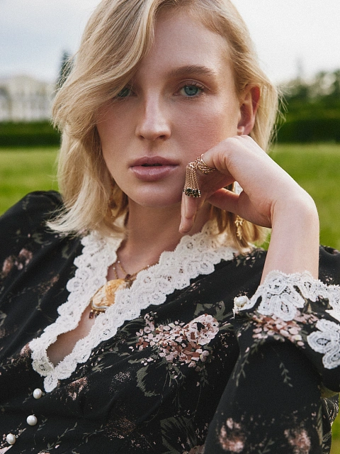 Черное платье-миди с цветочным принтом и белым кружевом, 8