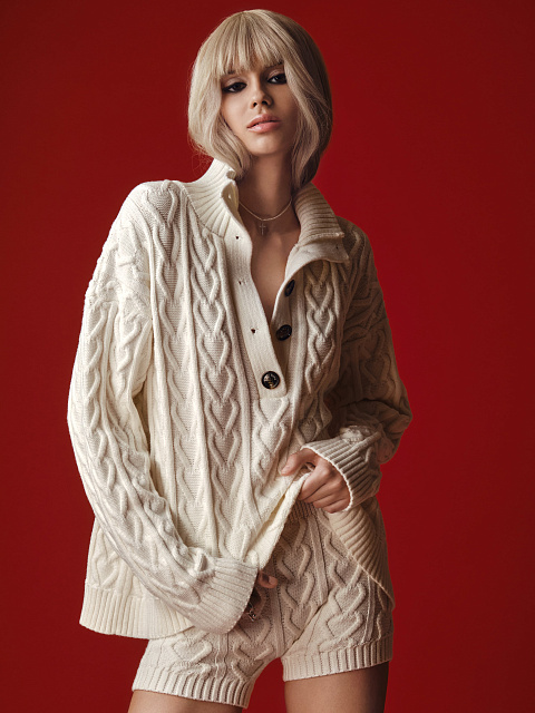 Белый вязаный комплект из пуловера и шорт, 2