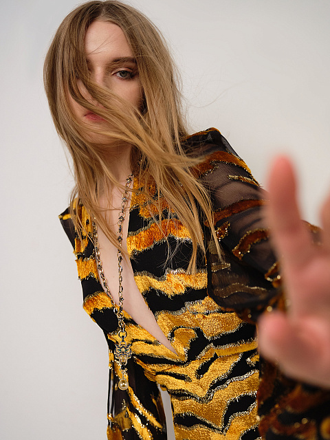 Черно-желтое платье-макси из шифона и бархата, 8