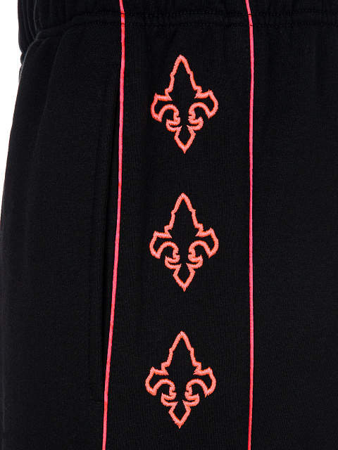 Черный костюм с укороченной толстовкой и розовой вышивкой в виде лилий, 5