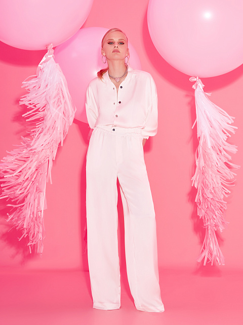 Белый атласный костюм из бомбера и брюк, 5