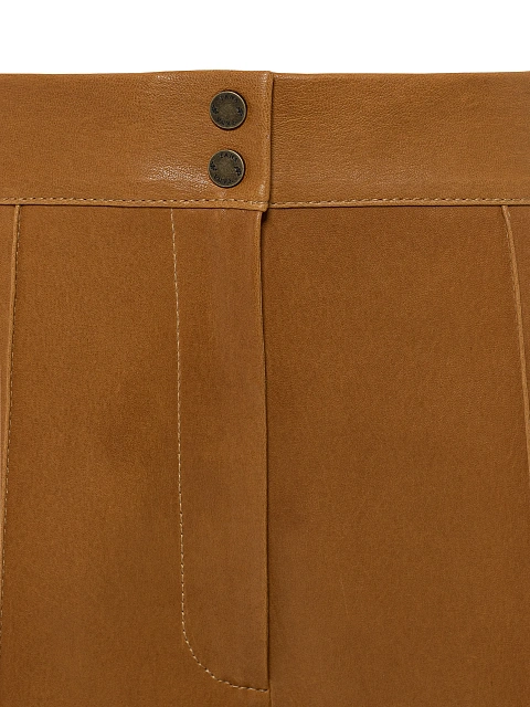 Коричневый кожаный костюм-двойка из приталенного жакета и брюк со стрелками, 5