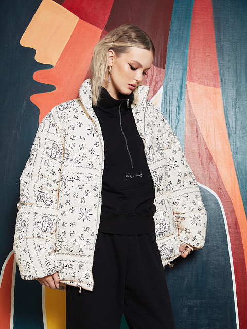 Молочный пуховик с узором «пейсли», 7