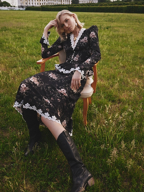 Черное платье-миди с цветочным принтом и белым кружевом, 5